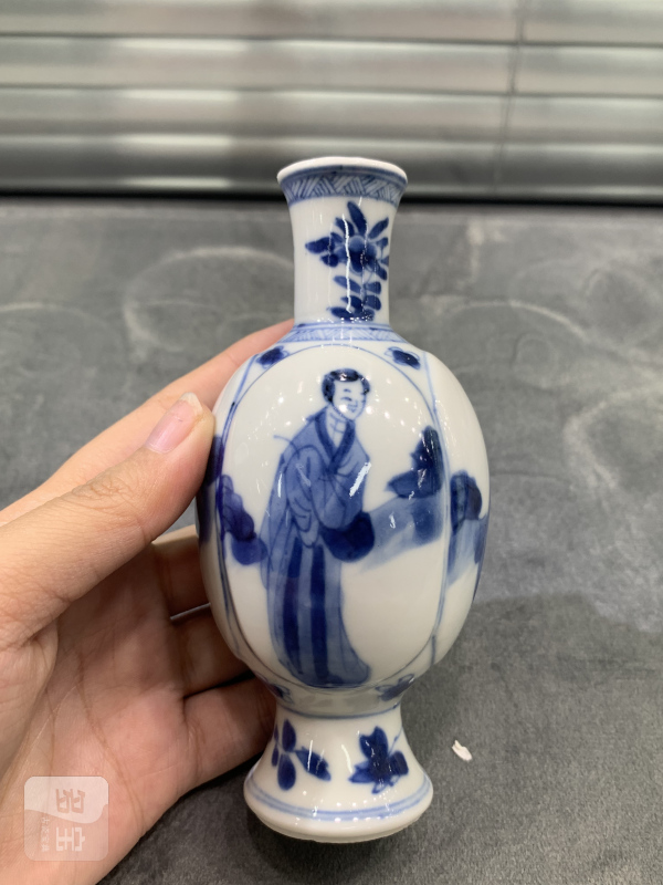清康熙青花四美图瓜棱小瓶 - 图4